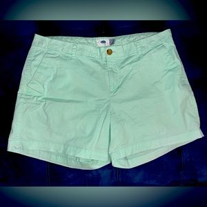 Old Navy Chino Shorts 5” inseam 
Mint Green
Size 14 
5” inseam